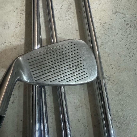 Tour Edge 5 Pc Iron Set In Right Handed 
Steel shafts - Picture 4 of 9